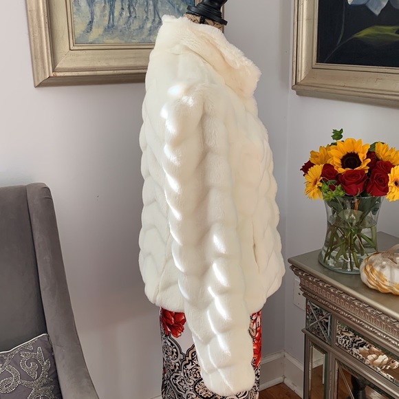 WHBM chevron Faux FUR white ivory coat jacket sold out $228 M 6 8 romantic - Picture 4 of 13